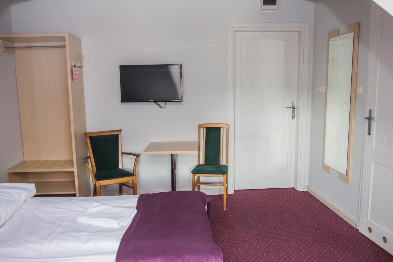 Dworek Jablonna Jablonna Majatek Buitenkant foto