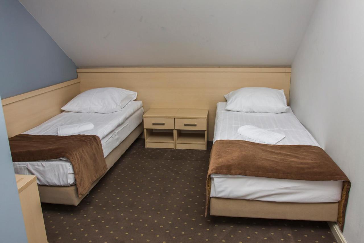 Dworek Jablonna Jablonna Majatek Buitenkant foto